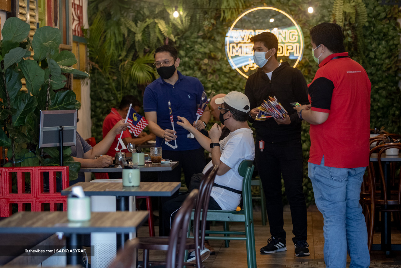 Cafes in Putrajaya can now welcome patrons from Kuala Lumpur and Selangor, too. – SADIQ ASYRAF/The Vibes pic, September 12, 2021
