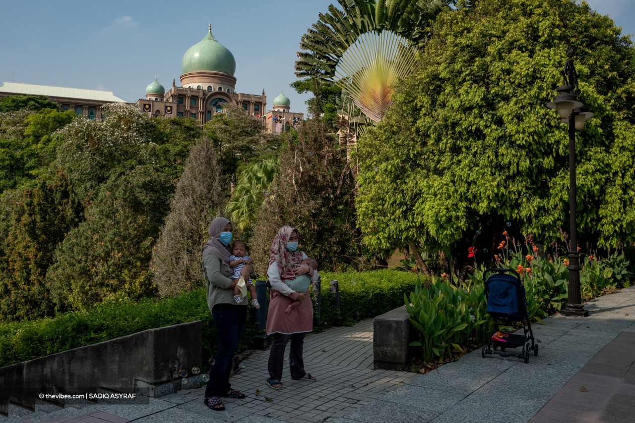 Putrajaya’s parks are once again lively with people seeking relaxation and recreation. – SADIQ ASYRAF/The Vibes pic, September 12, 2021