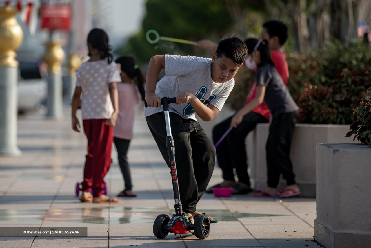 Covid-19 vaccination for young children has yet to begin, so health SOPs must still be strictly followed especially when allowing them outdoors. – SADIQ ASYRAF/The Vibes pic, September 12, 2021