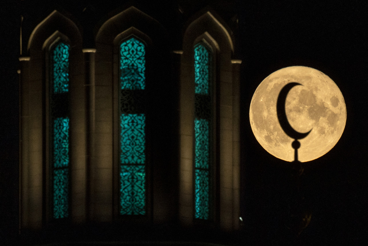 A full moon behind Moscow Cathedral Mosque in the Russian capital. – KIRILL KUDRYAVTSEV/AFP, October 8, 2021