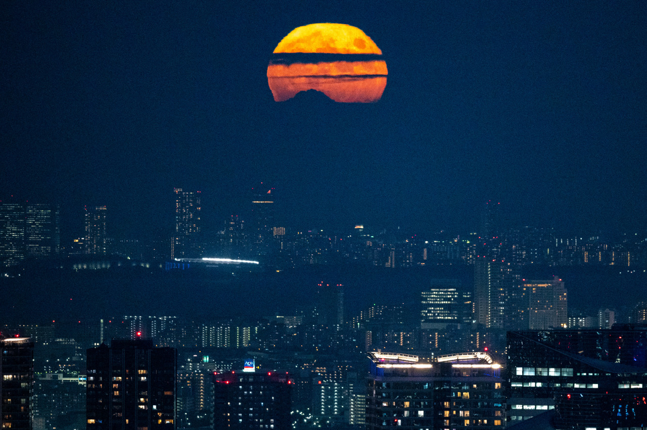 A full moon seen from an observation deck in Roppongi Hills, Tokyo. – PHILIP FONG/AFP pic, October 8, 2021