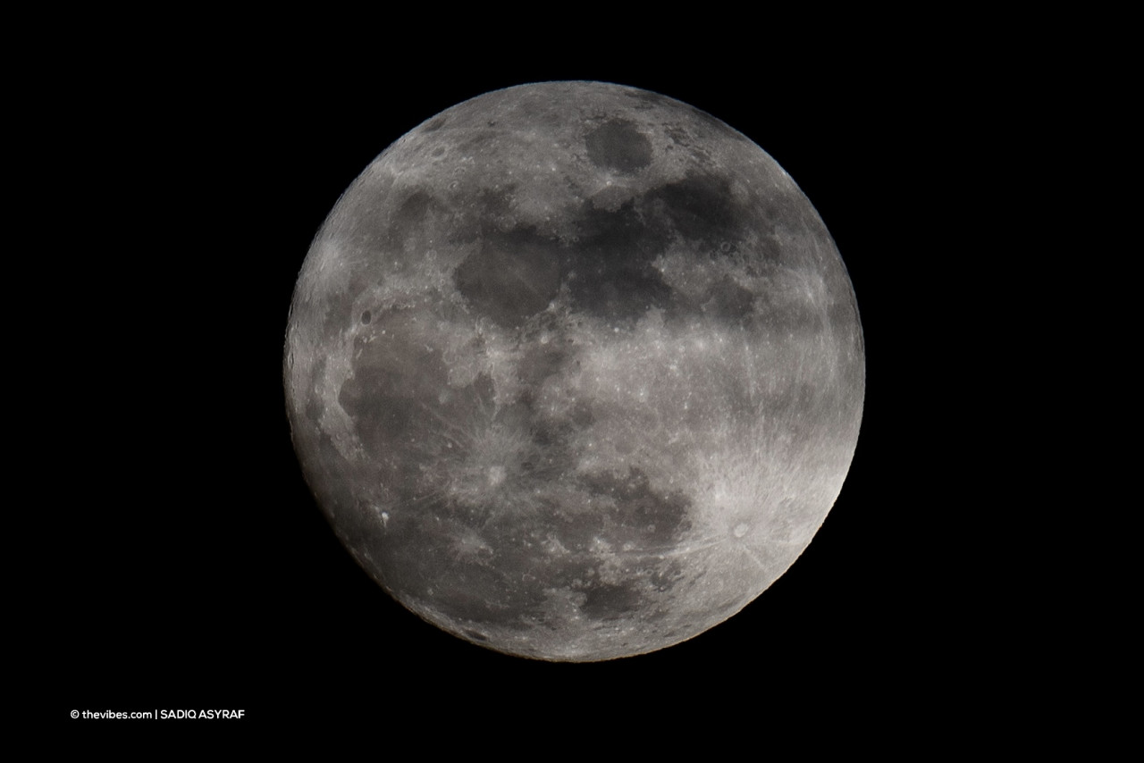 The intense beauty of the moon captured using a telephoto lens. – SADIQ ASYRAF/The Vibes pic, October 8, 2021