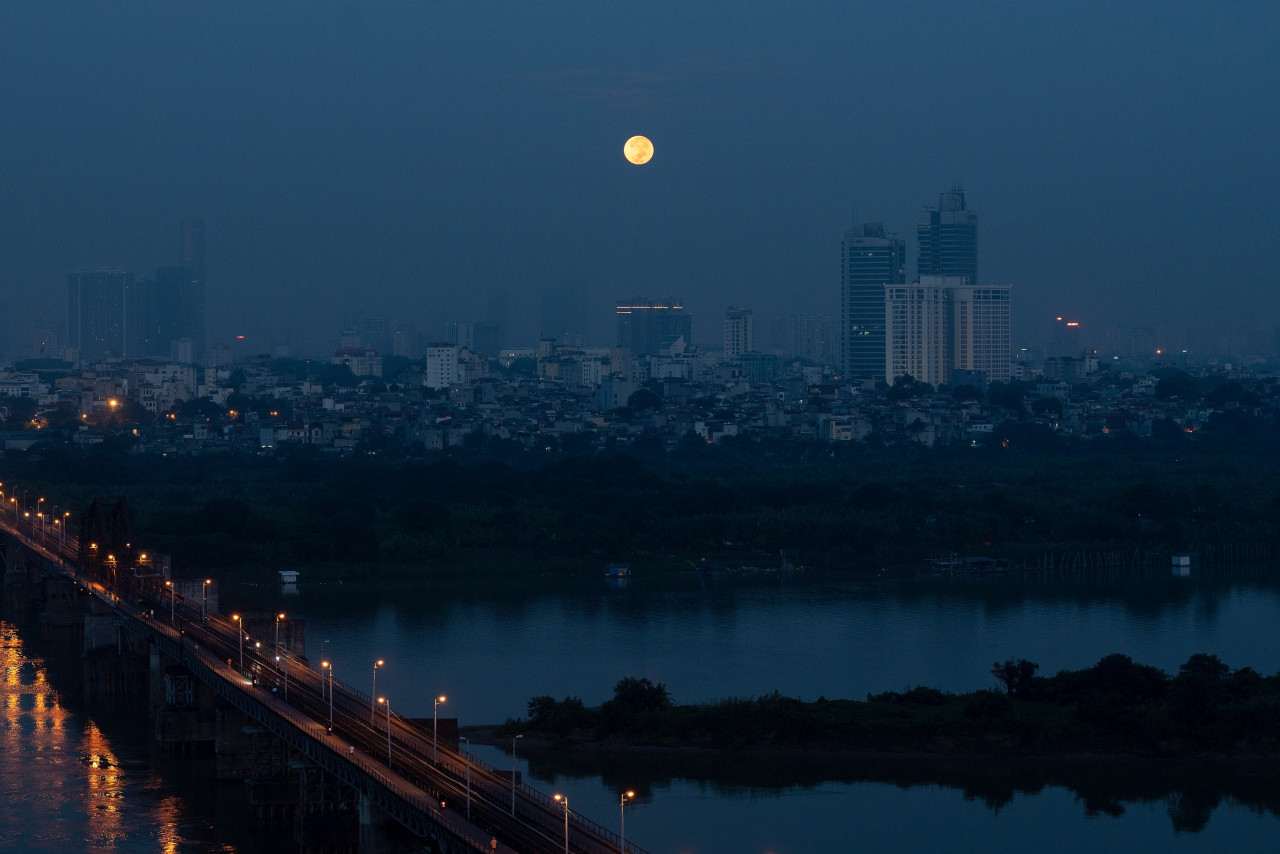 Hanoi wakes up to a still-visible full moon at dawn on September 21. – MANAN VATSYAYANA/AFP pic, October 8, 2021