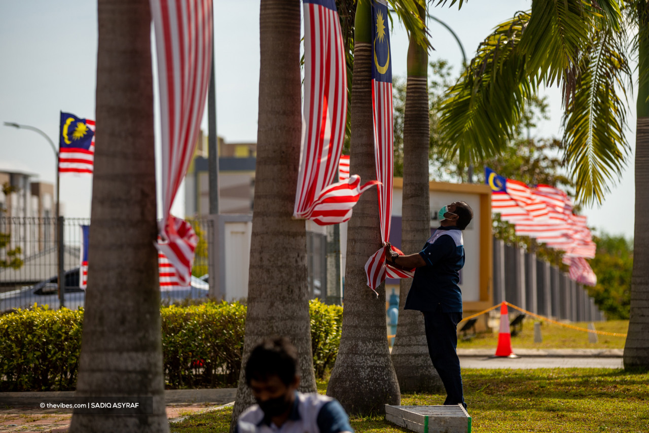 Pangsapuri De Palma management office staff raising Jalur Gemilang buntings around the residence in conjunction with Merdeka Day and Malaysia Day in Setia Alam. – SADIQ ASYRAF/The Vibes pic, September 16, 2021