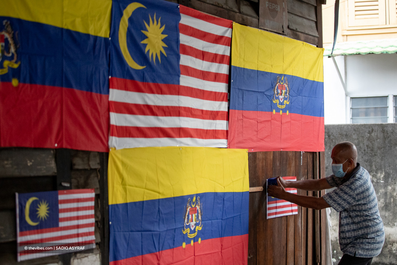 Not only the Jalur Gemilang, Rifa’i Jalinus also waved the Federal Territories flag in celebrating Malaysia Day today. – SADIQ ASYRAF/The Vibes pic, September 16, 2021