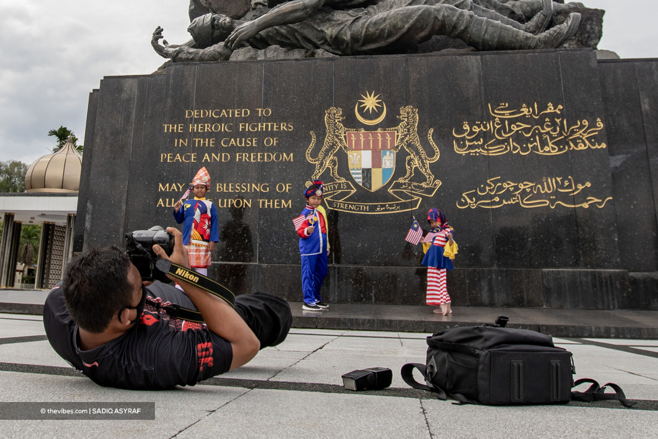 Mohd Noor Shahril, along with his children, Ahmad Najeh Syauqi, Ahmad Najid Saufi, and Naa’ilah Sofiyyah, capturing a patriotic moment at Tugu Negara. – SADIQ ASYRAF/The Vibes pic, September 16, 2021