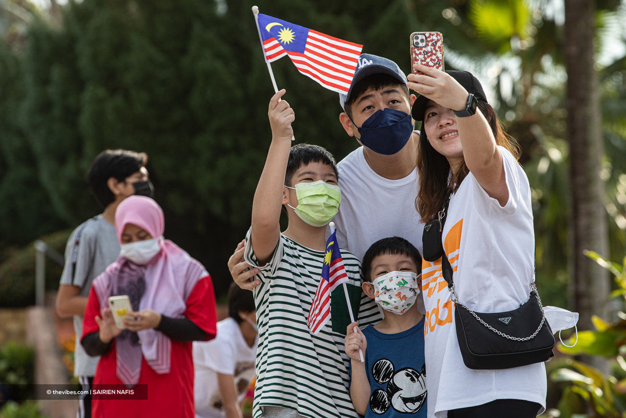 Families took the opportunity of the Merdeka holiday to spend leisure time outdoors in Putrajaya recently. – SAIRIEN NAFIS/The Vibes pic, September 16, 2021