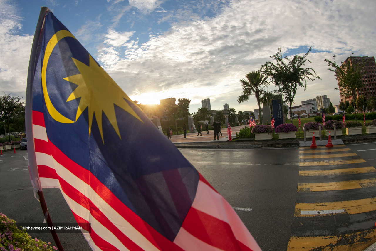 No matter where, Malaysians’ patriotic nature shines through the flying of the Jalur Gemilang. – AZIM RAHMAN/The Vibes pic, September 16, 2021