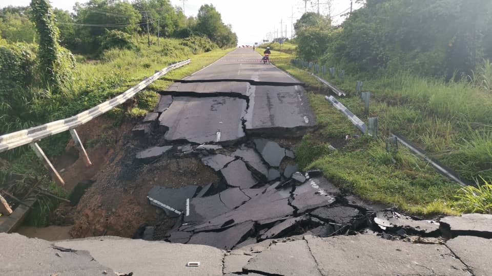A section of the Keningau road that collapsed yesterday. – The Vibes pic, September 4, 2021
