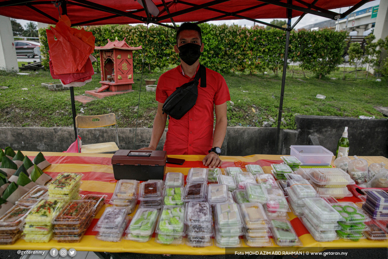 The Hafiz Kitchen sells morning foodstuffs made by housewives in the area. – Getaran pic