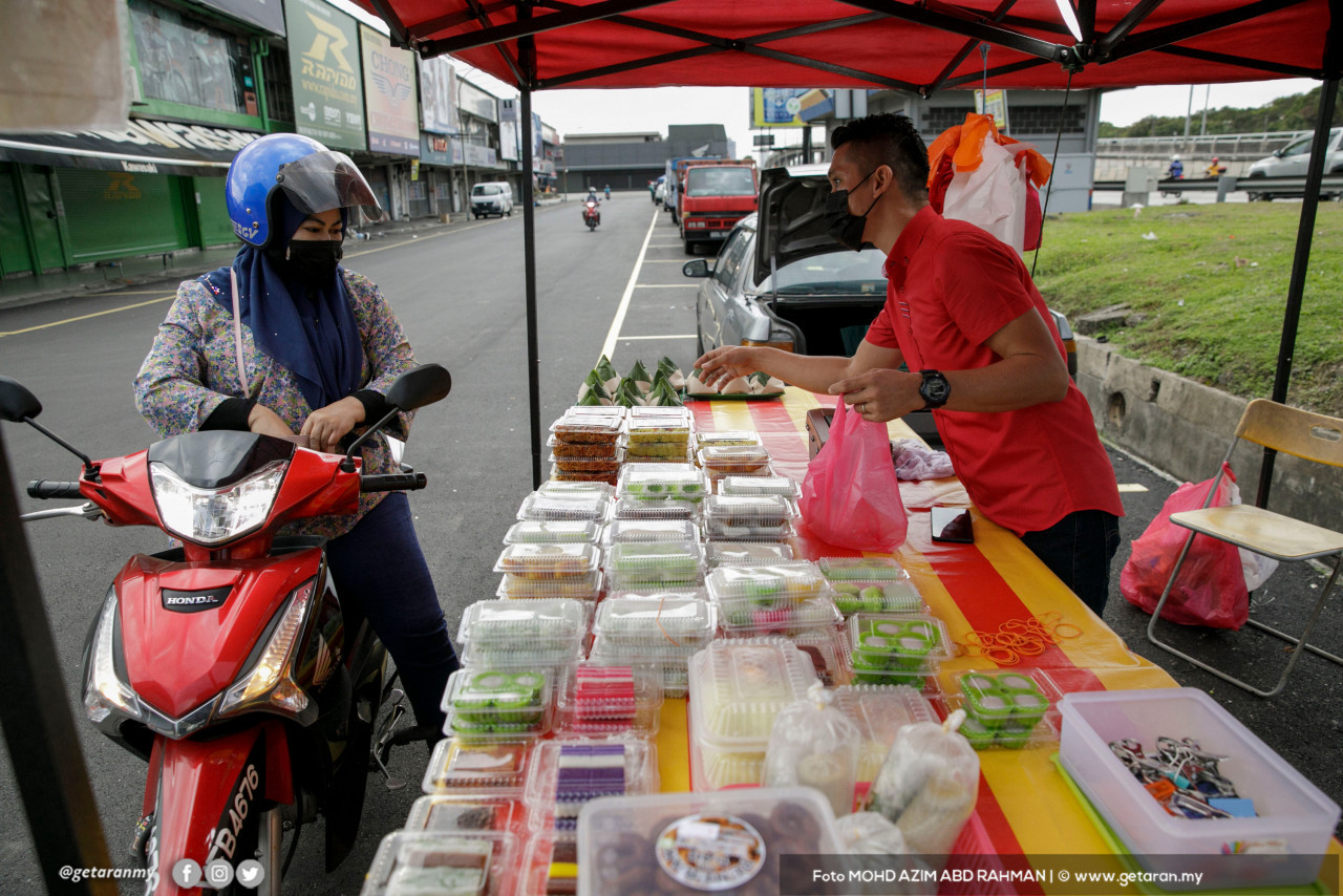 Hafiz has set up his stall in the Petaling Jaya Utama area, a strategic business location as people pass by every morning on their way to work. – Getaran pic