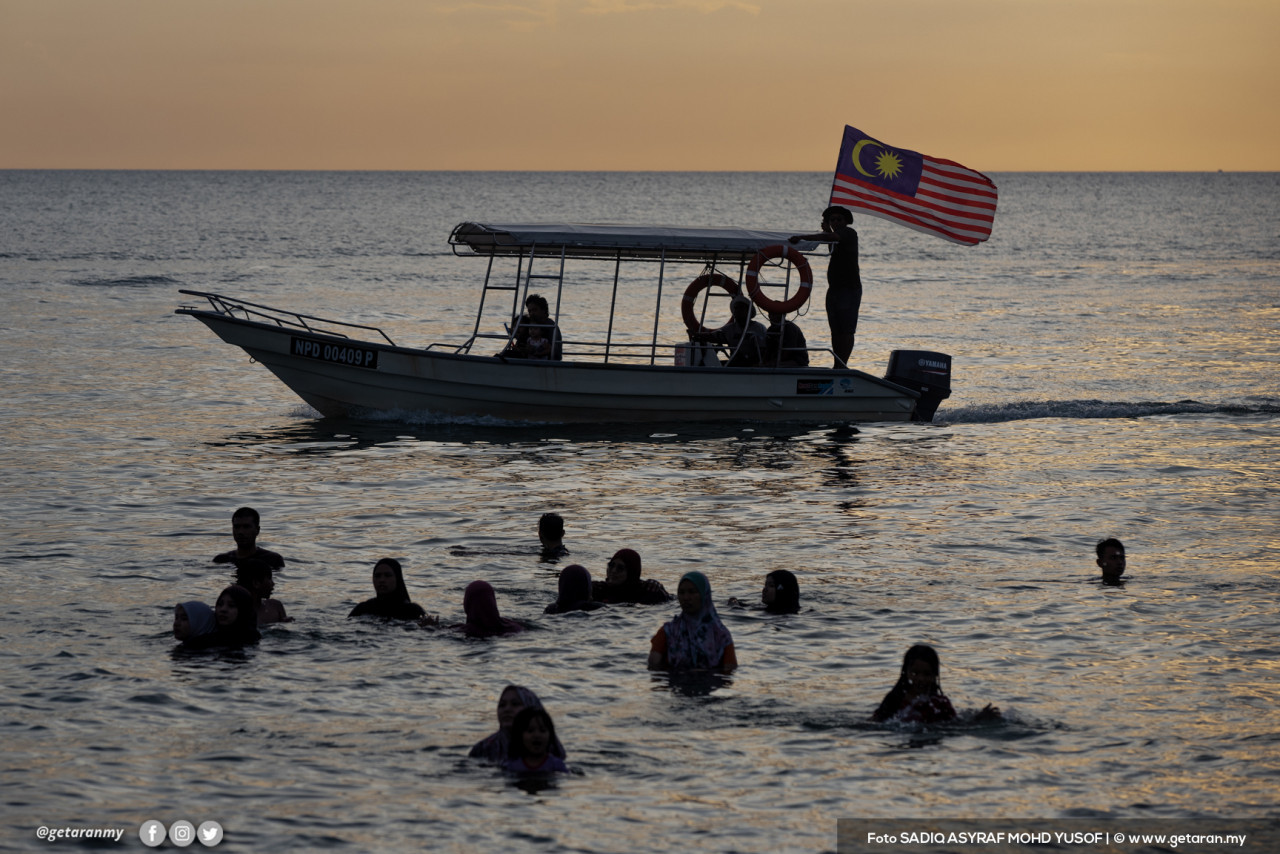Visitors taking a dip in the sea. – Getaran pic