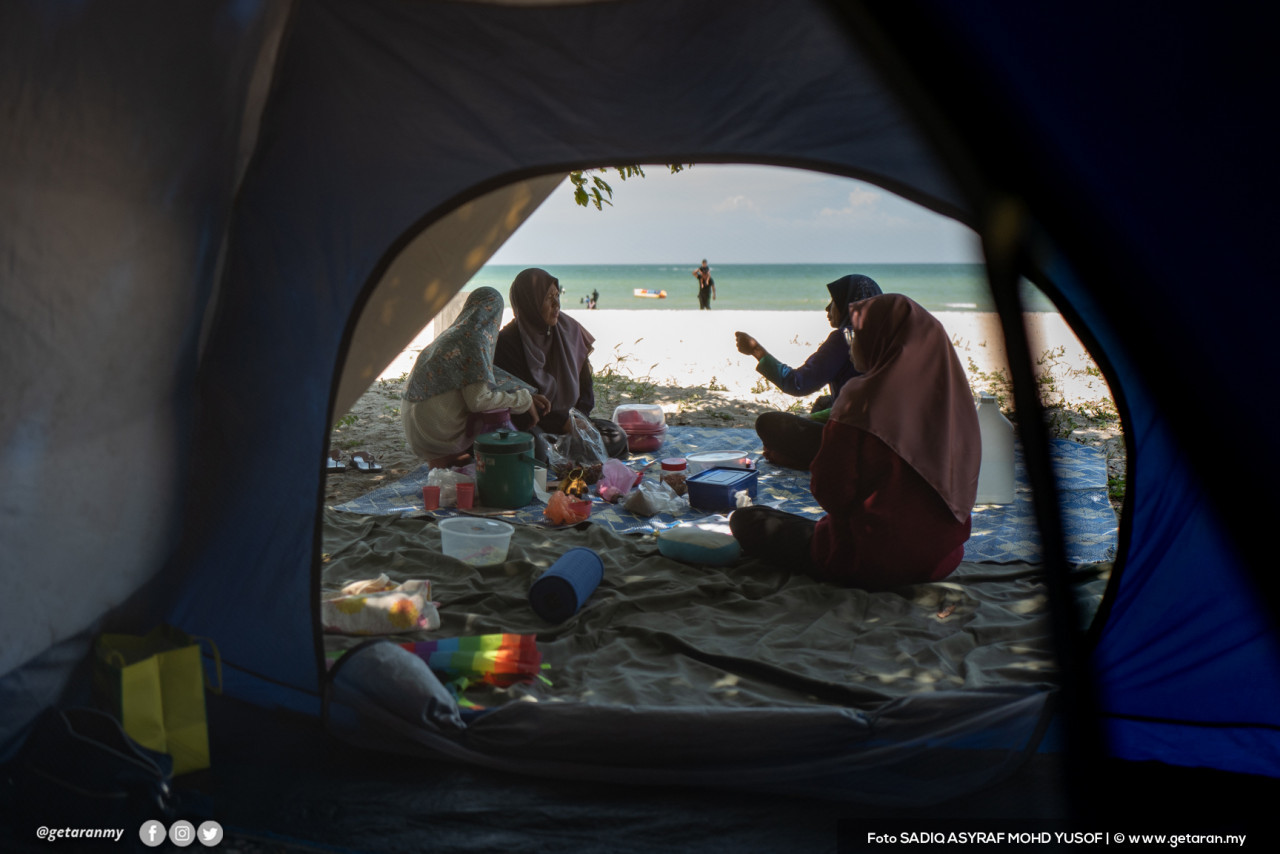 Visitors enjoying a meal on Saujana beach. – Getaran pic