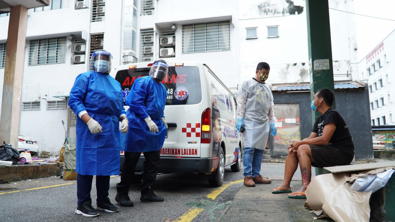 Uncle Kentang said that he is focusing on serving those who have financial difficulties but need good healthcare by extending the ambulance services to other poor areas around Malaysia. – Pic courtesy of Kuan Chee Heng