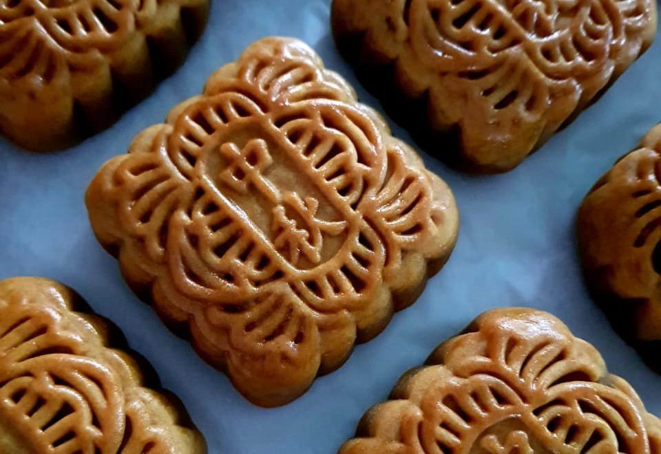 Mandy's single yolk lotus paste mooncake. – Pic courtesy of Mandy Chiang