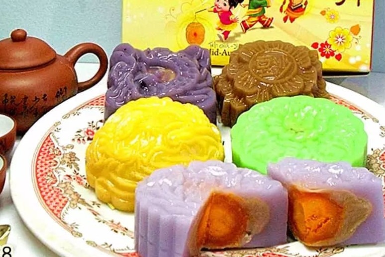 Luke Kim Yoong improvised her mooncake from a traditional lotus seed paste mooncake to a jelly mooncake with lotus seed paste and egg yolk filling. – Pic courtesy of Luke Kim Yoong