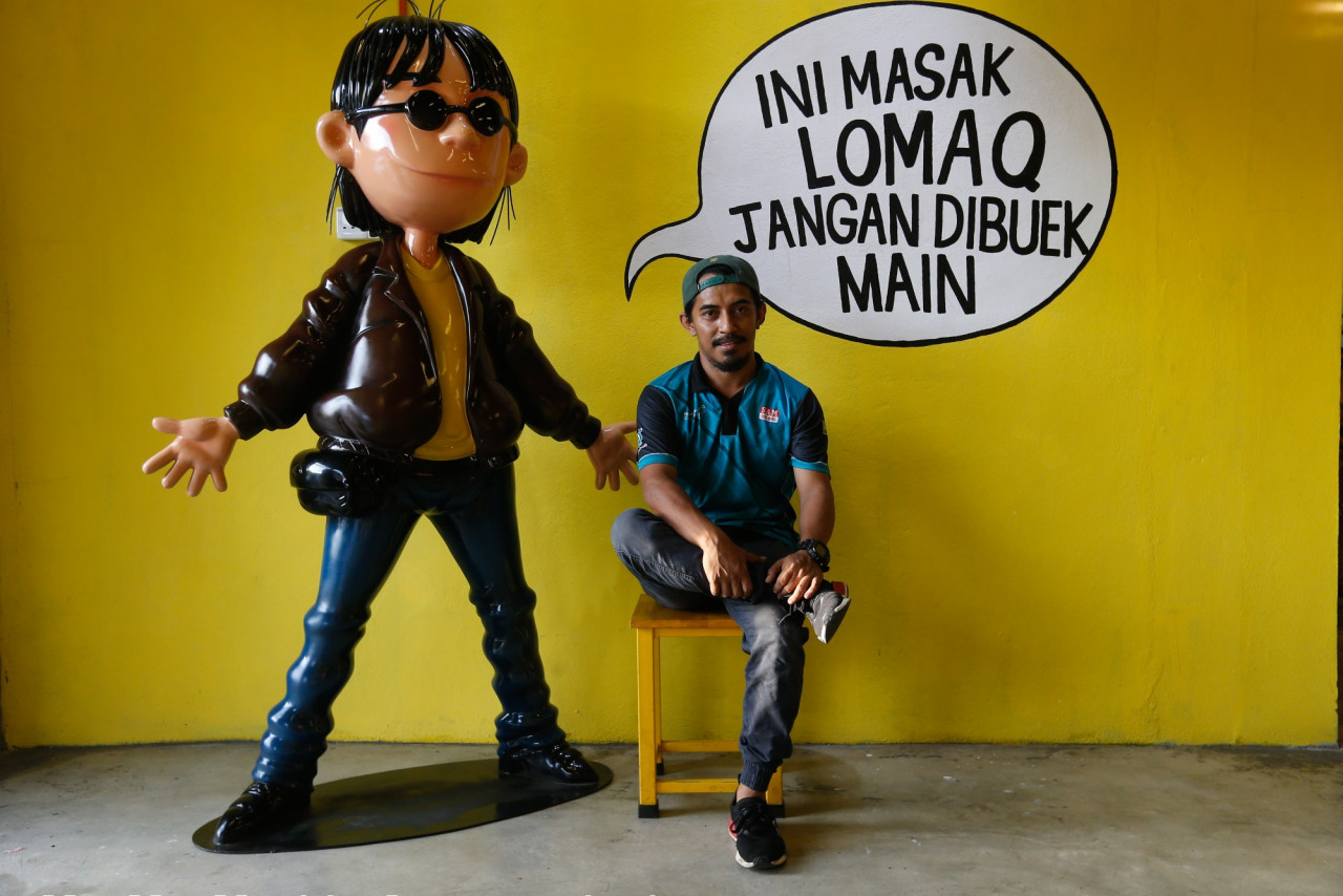 Shamsul Munir with the life-sized Ujang Aku Budak Minang caricature model, which is the only one available in Malaysia. – SOFIA NASIR/ Getaran pic