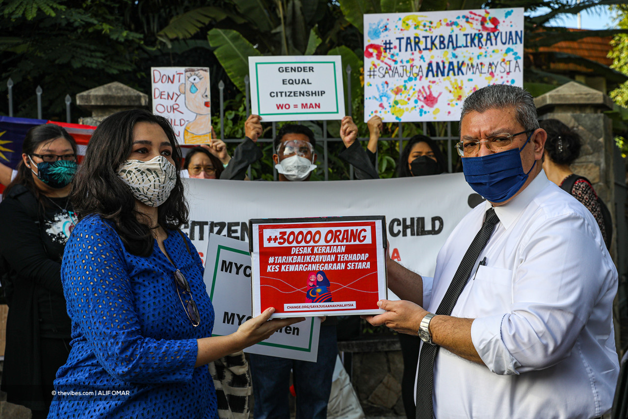 Foreign Minister Datuk Saifuddin Abdullah receives the #TarikBalikRayuan petition today. – ALIF OMAR/The Vibes pic, September 23, 2021