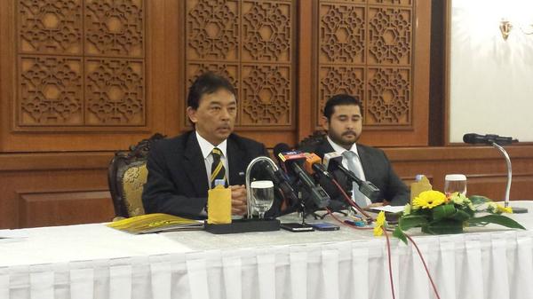 Former FAM president Tengku Abdullah Ahmad (left) announced the good news that the national squad will be called by its new name ‘Harimau Malaysia’ in 2016. However, within a year of the name change, Johor Crown Prince Tunku Ismail Ibrahim (right) who took over the helm of FAM issued a decree that the national squad will revert to its old name of Harimau Malaya. – Twitter pic