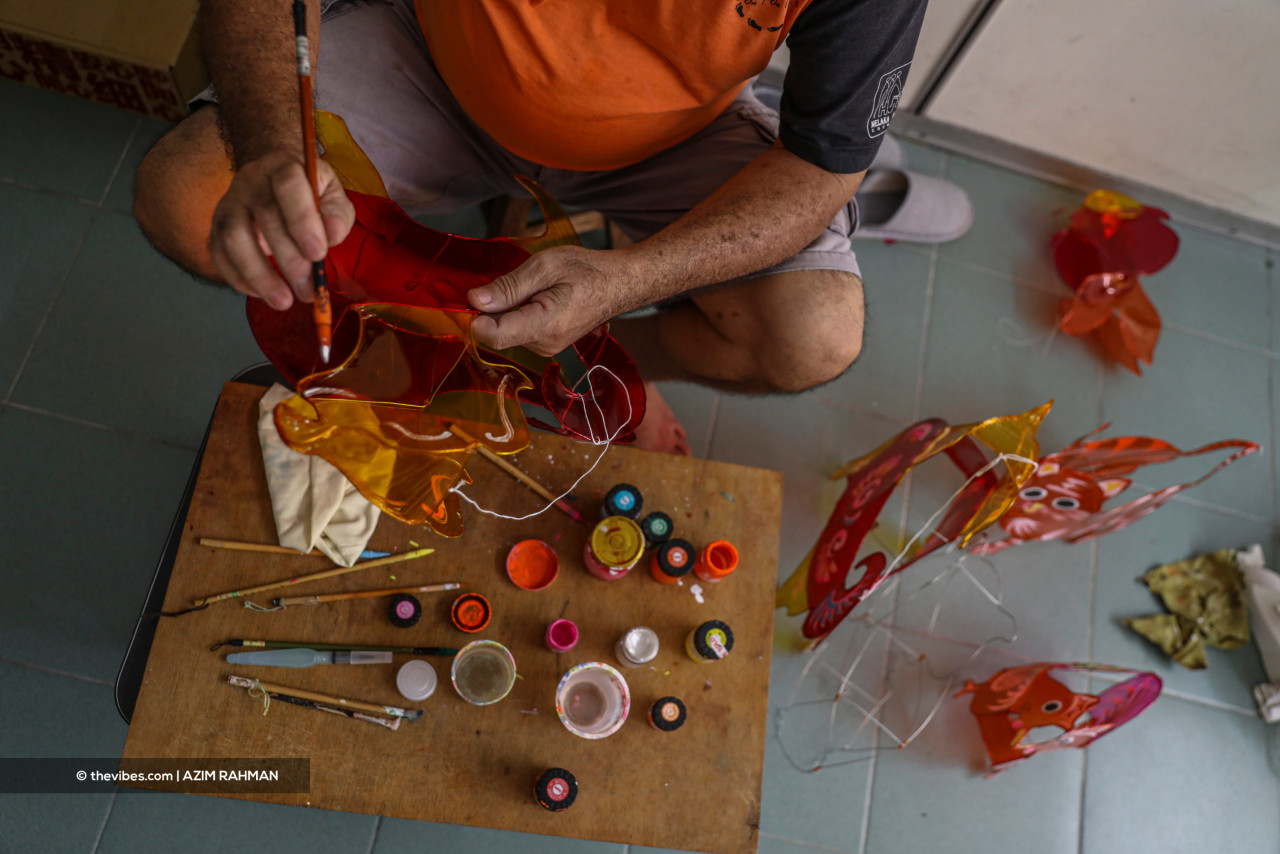 The lanterns are then beautified through hand-painted designs. Swee Ching shared that there are stamped versions as well but it does not give a nice finish, and would usually be sold for a lesser price. – AZIM RAHMAN/The Vibes pic