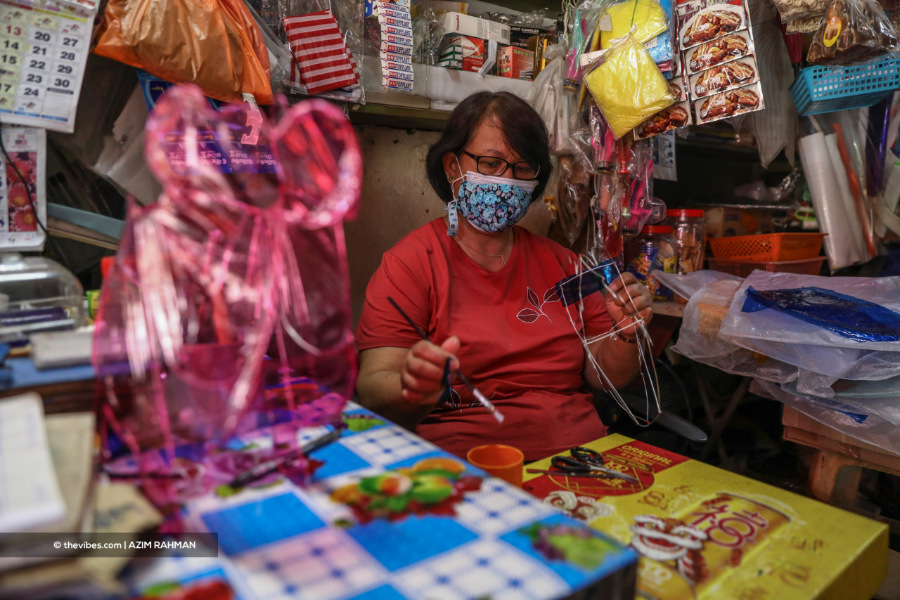 Swee Ching notes that the process of creating the lanterns was a shared effort. He would usually shape the wireframes into 12 Chinese zodiac animals before passing them on to his wife to paste cellophane papers. – AZIM RAHMAN/The Vibes pic