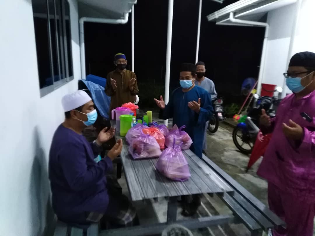The Vinod Sekhar Foundation through the #PetraKasih initiative distributed the nasi ayam to the locals in the area, including the patrons of the Desa Ilmu mosque, Samarindah surau and Samarahan Information Department. – Getaran pic