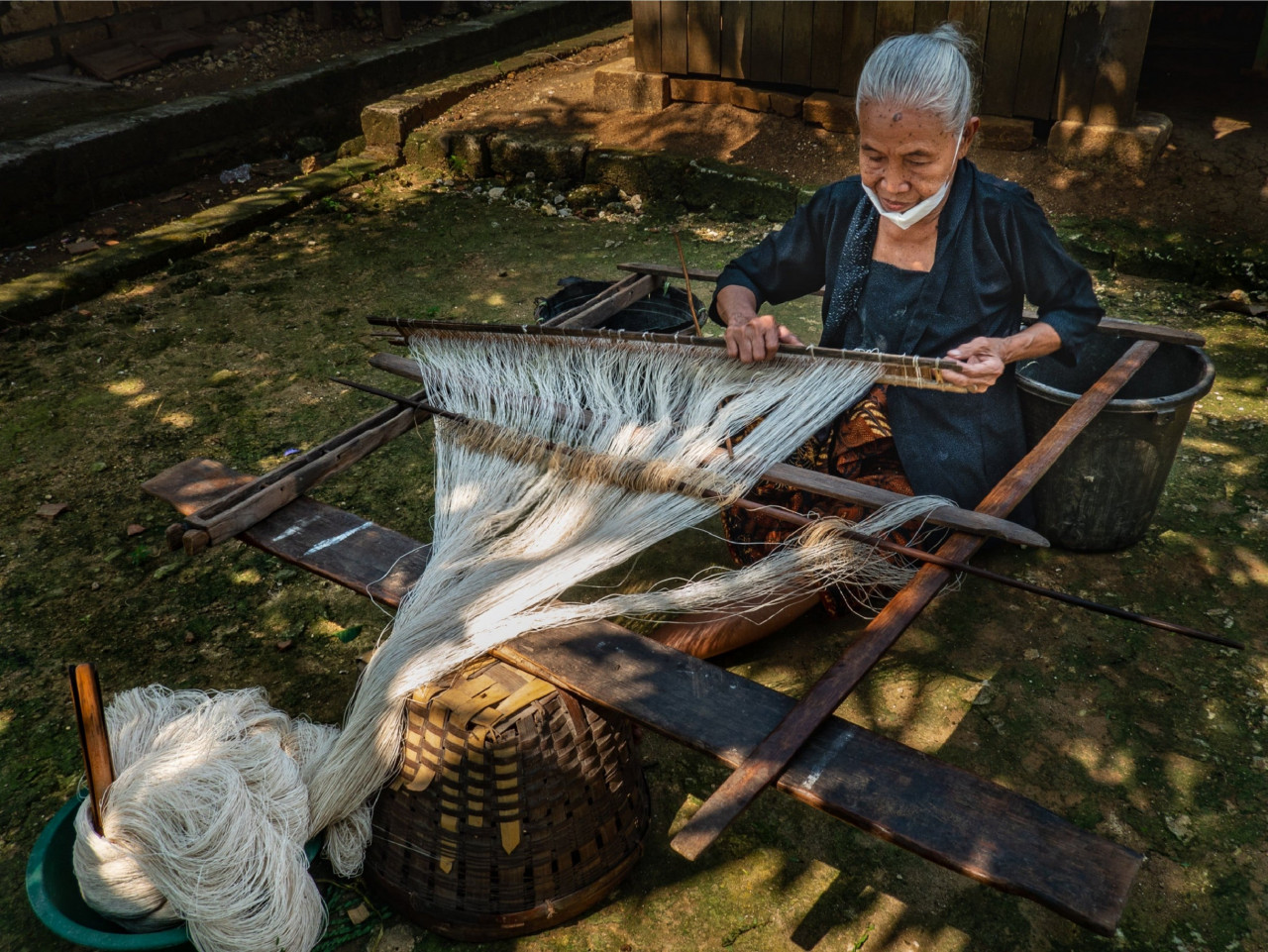 Old lady threading the Suri at Sekar Kawung, Indonesia. – Pic courtesy of Ahpada