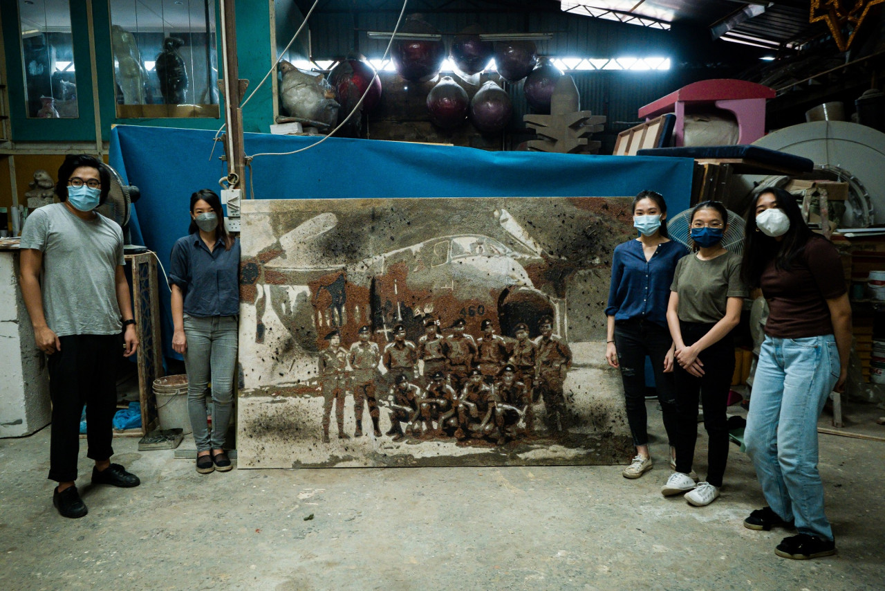 Red Hong Yi (2nd from L) and her apprentices pose with the Tanah art piece. – Pic courtesy of Cendana