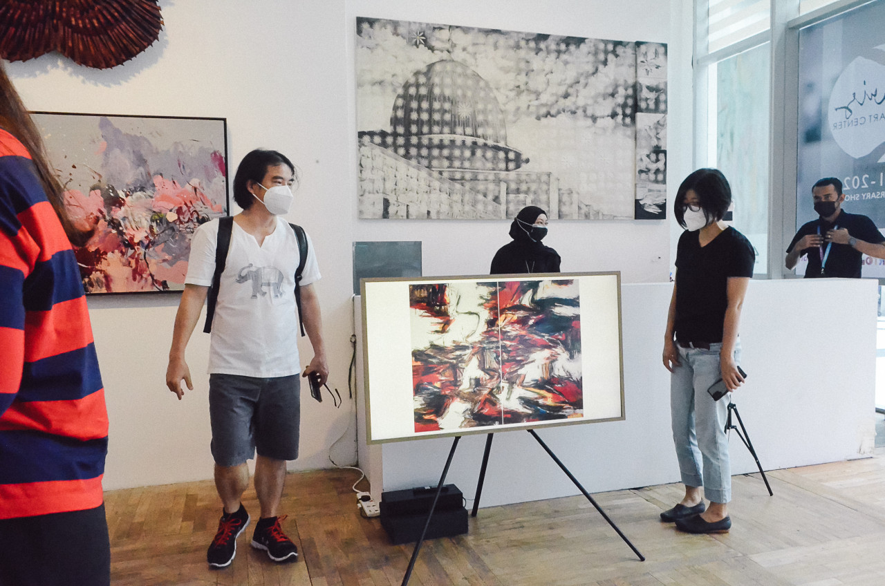 Visitors admiring multimedia artwork on Samsung’s The Frame TV. – Pic courtesy of Segaris