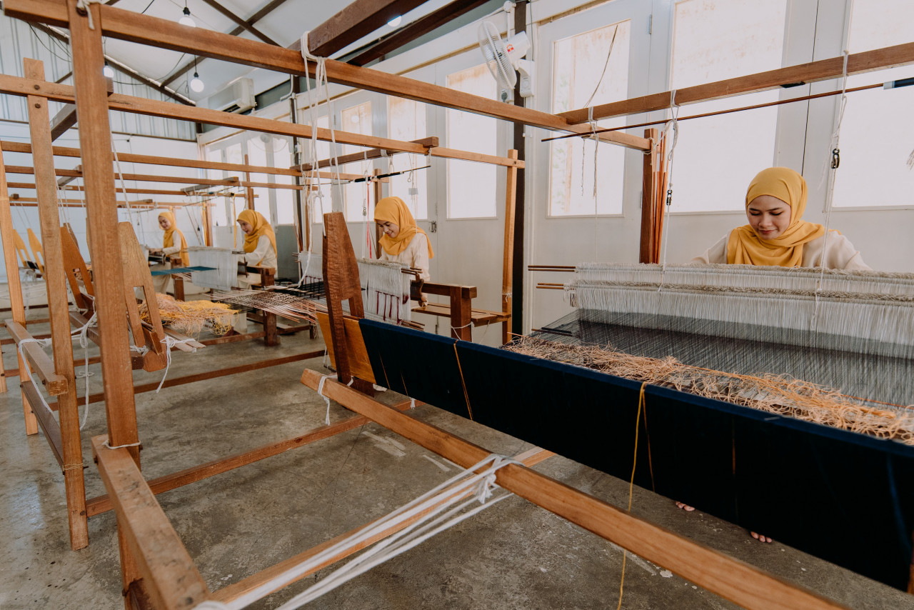 Tanoti, Malaysia - Weaving atelier of songket weavers. – Pic courtesy of Ahpada