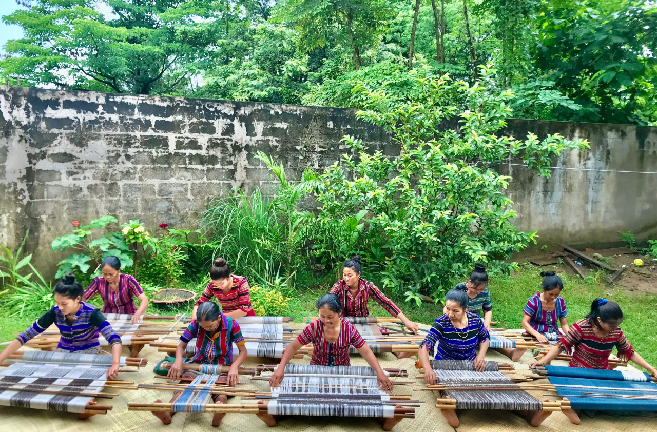 The weavers of Khang, Laos. – Pic courtesy of Ahpada