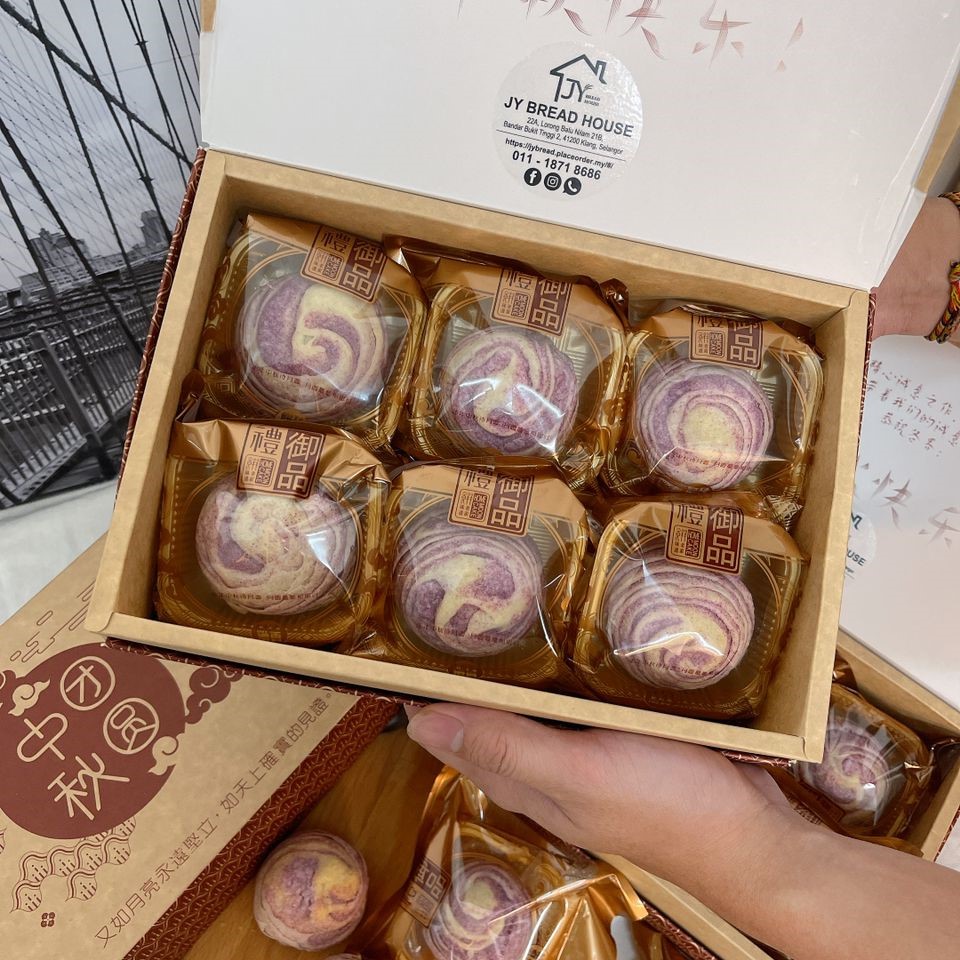 JY Bread House has been making good business selling mooncakes online. – Rachel Yeoh pic