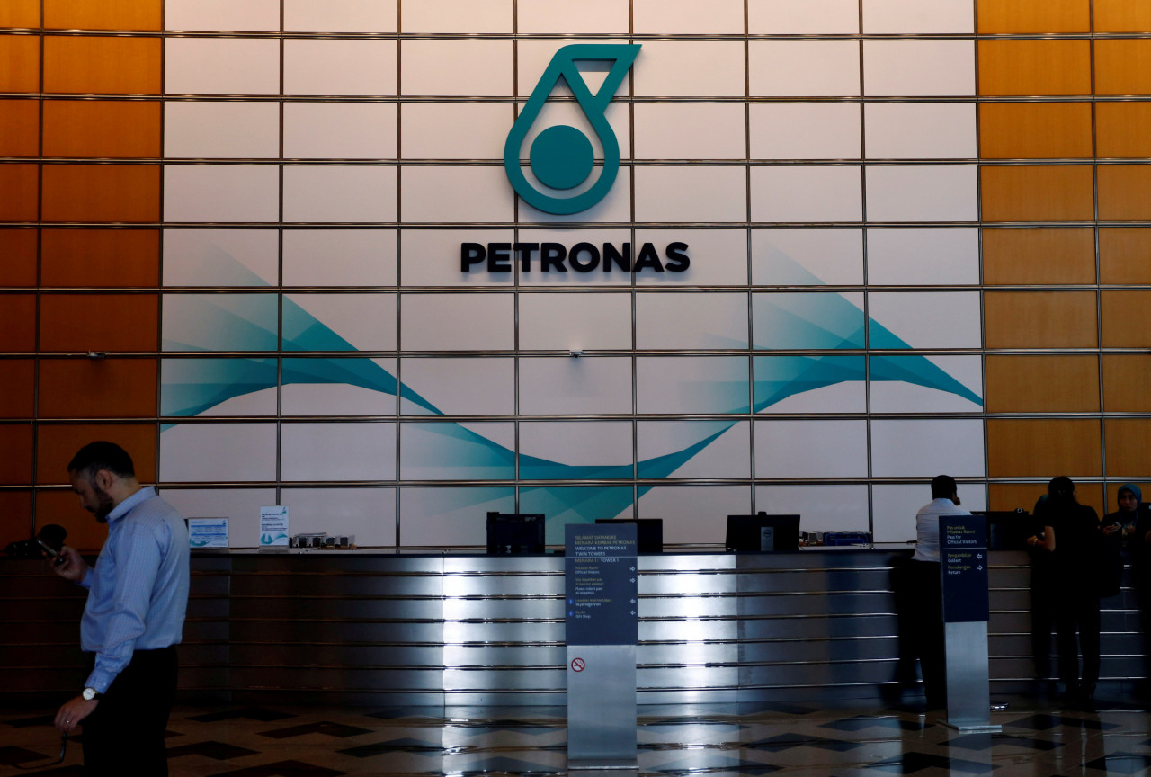 Minister in the Prime Minister’s Department (Economy) Datuk Seri Mustapa Mohamed says Petronas is looking to intensify oil exploration off the coast of Sarawak to identify petroleum reserves in the area, while reducing the risks involved. – Reuters pic, November 23, 2021
