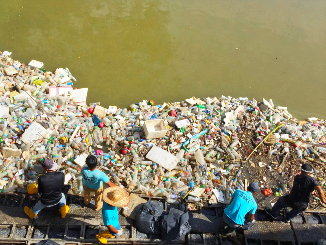 DBKL contractors clearing up waste material trapped by log booms placed throughout the Gombak river for the River of Life project in 2019. On a daily basis, about 500kg of floating waste material is collected at each location. – Pic courtesy of Theresa Ng, September 15, 2021