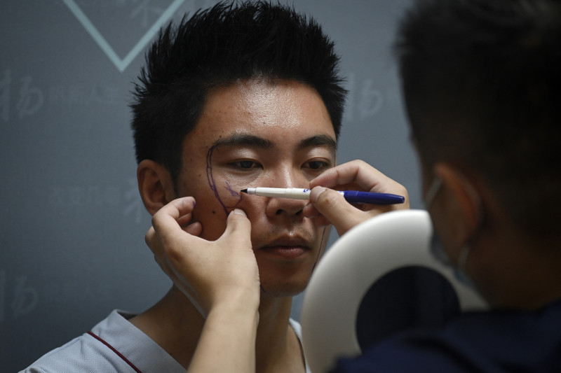 Men in China go under the knife to boost life chances