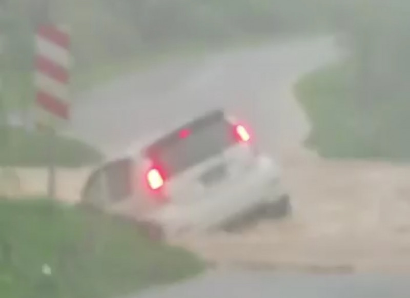 Body of driver of car swept off Sabah bridge found