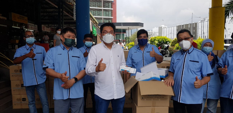 Bayan Baru MP donates 200 self-test kits to traders, hawkers