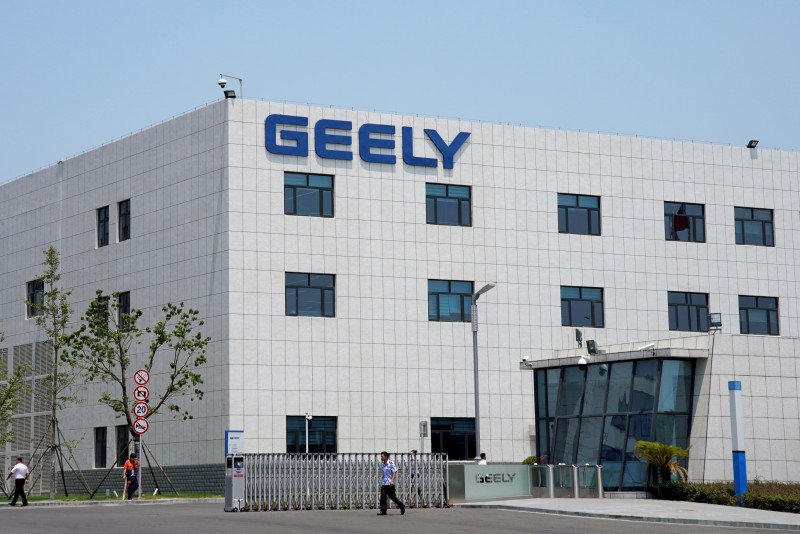 Carmaker Geely ventures into smartphones