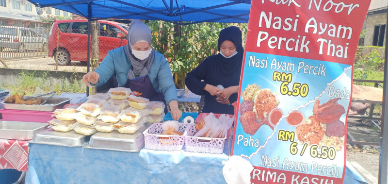 Mum-of-3 runs Thai-style chicken rice stall in Sarawak 