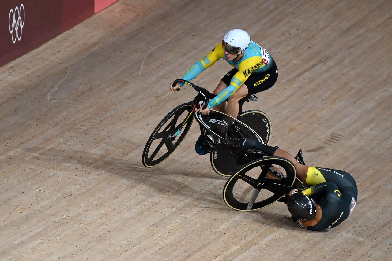 Kazakhstan's Sergey Ponomaryov (L) crashes with Malaysia's Muhammad Shah Firdaus Sahrom in the men's track cycling keirin first round heats during the Tokyo 2020 Olympic Games at Izu Velodrome in Izu, Japan, on August 7, 2021. - AFP pic. August 7, 2021