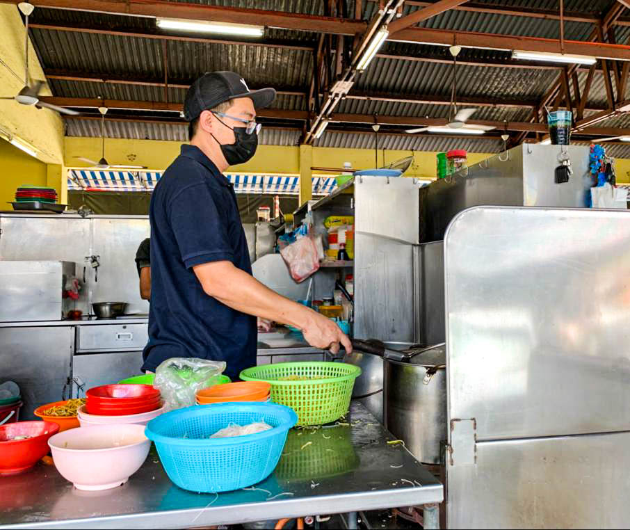 Noodle seller in Elopura market, Sandakan Eric Tan says his sales are unaffected by the ASF outbreak in Pitas as locals still consume pork without fear. – The Vibes pic, March 1, 2021