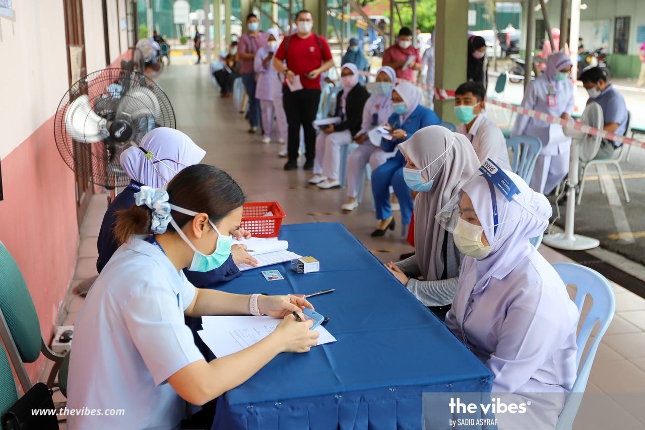 Phase 1 of the nation’s vaccination roll-out will see 500,000 frontliners comprising medical and non-medical personnel getting their shots. – SADIQ ASYRAF/The Vibes pic, March 2, 2021