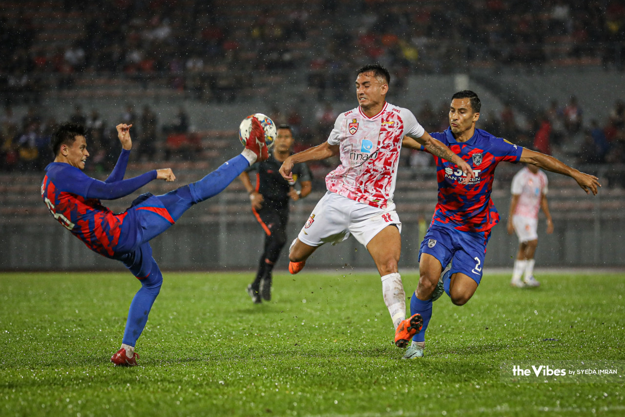 Feroz Baharuddin (left) and Matthew Davies (right) of JDT battle for the ball with KL City’s Patrick Reichelt. – SYEDA IMRAN/The Vibes pic, March 2, 2023