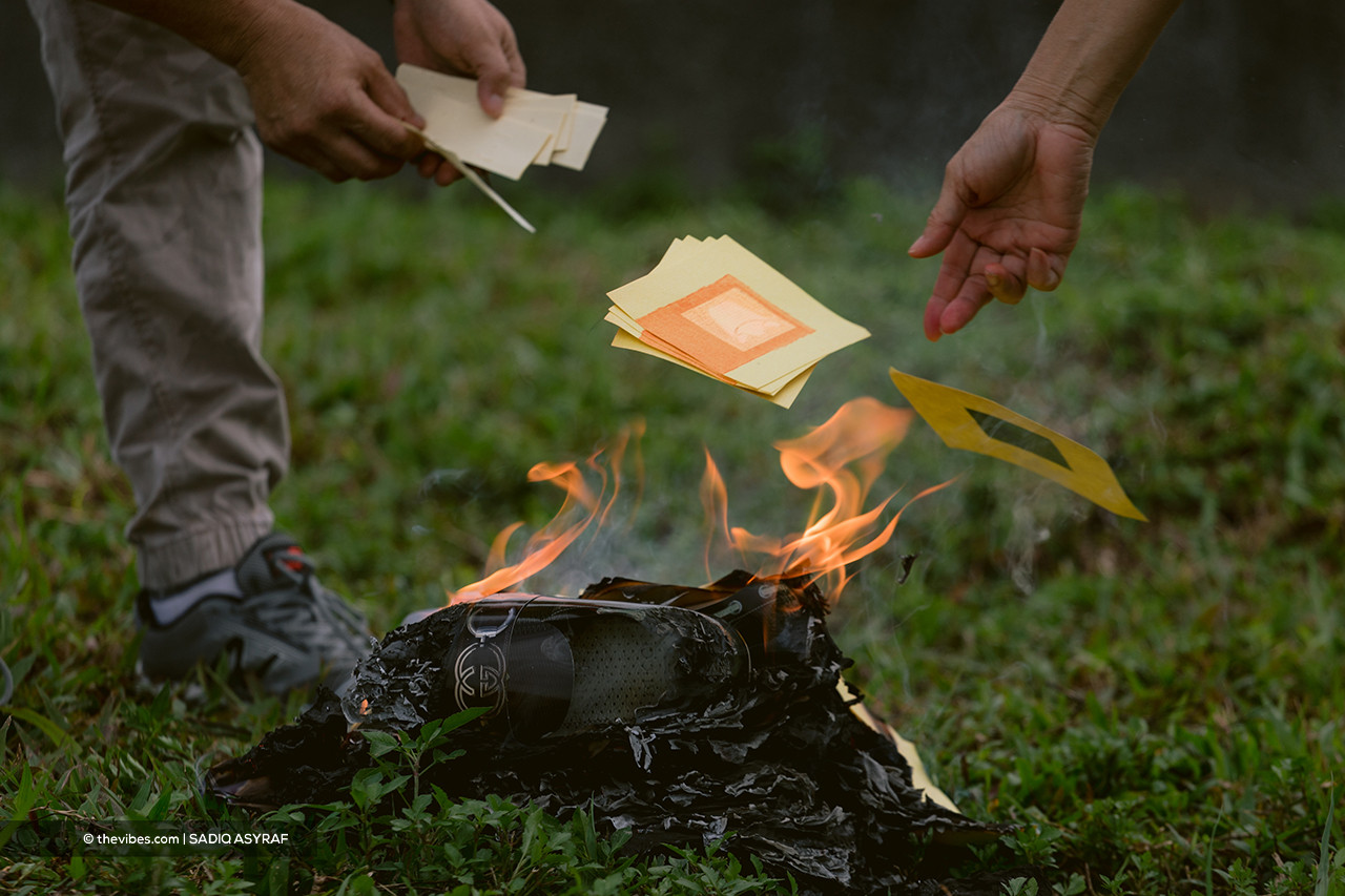 Offerings, such as paper money, believed to be a valid currency in the afterlife, are usually burnt during the festival. – SADIQ ASYRAF/The Vibes pic, April 5, 2021