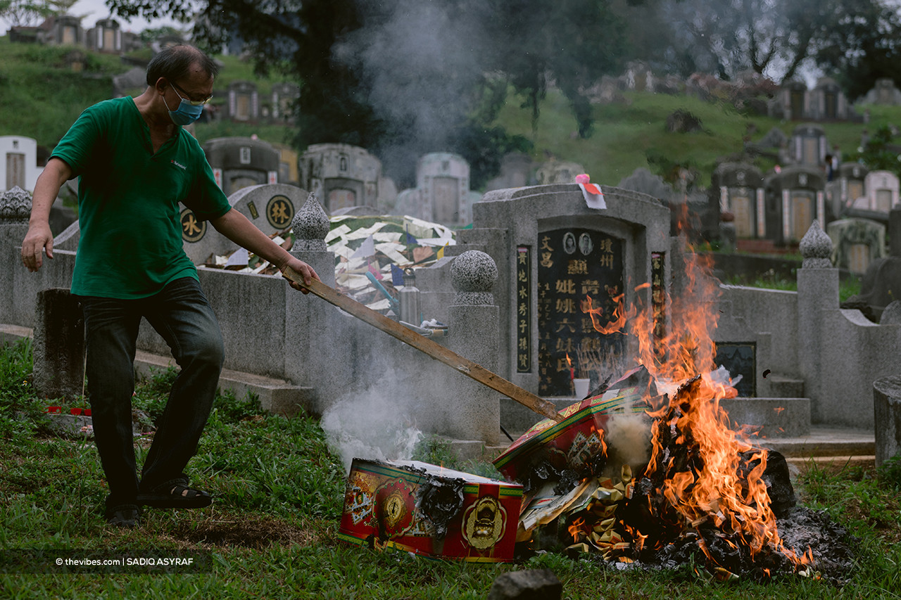 During the festival, Chinese families visit the tombs of their ancestors to clean the gravesites, pray to their ancestors and make ritual offerings. – SADIQ ASYRAF/The Vibes pic, April 5, 2021