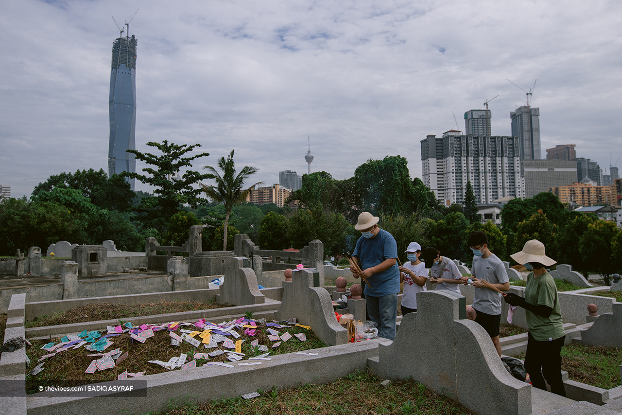 Families at the Kwong Tong cemetery observing the traditional festival under strict adherence to SOPs. – SADIQ ASYRAF/The Vibes pic, April 5, 2021