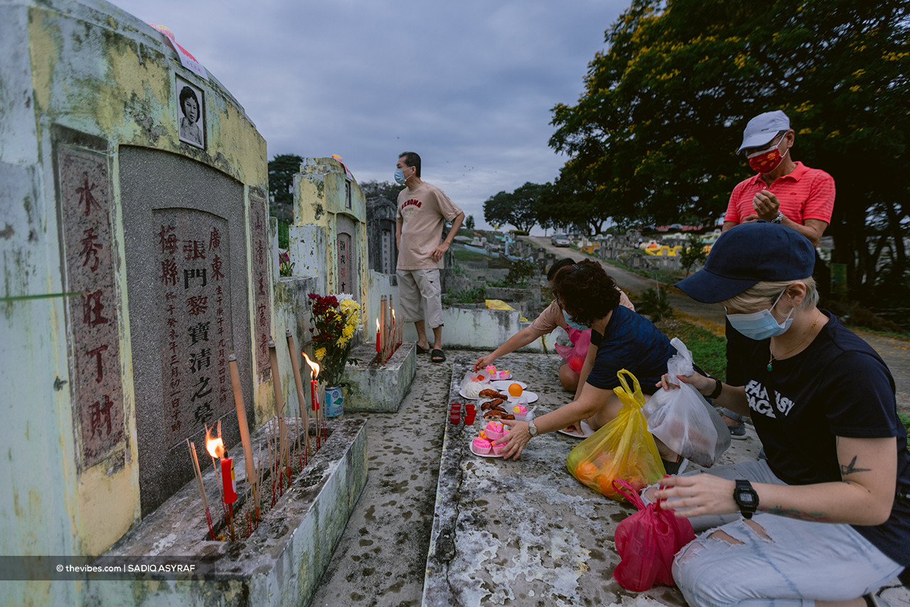 For the Chinese community, the Qing Ming Festival is very much a solemn event and a family obligation. – SADIQ ASYRAF/The Vibes pic, April 5, 2021
