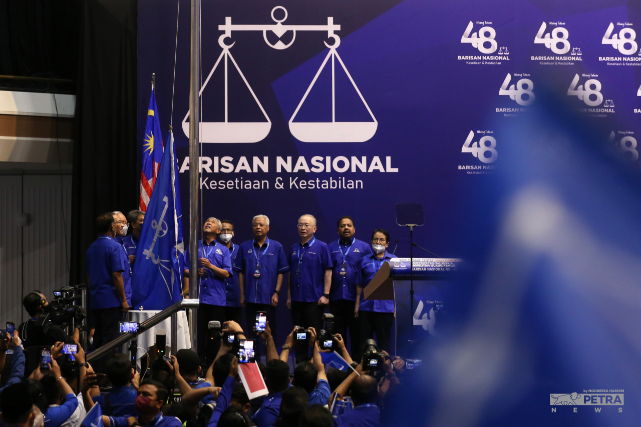 Pictured here are Barisan Nasional (BN) leaders during the coalition’s convention at the World Trade Centre in Kuala Lumpur on June 1, 2022. Public confidence in BN appears to be eroding as it is part of the current government, which is seen as having failed to manage the nation’s economy. – The Vibes file pic, August 13, 2022