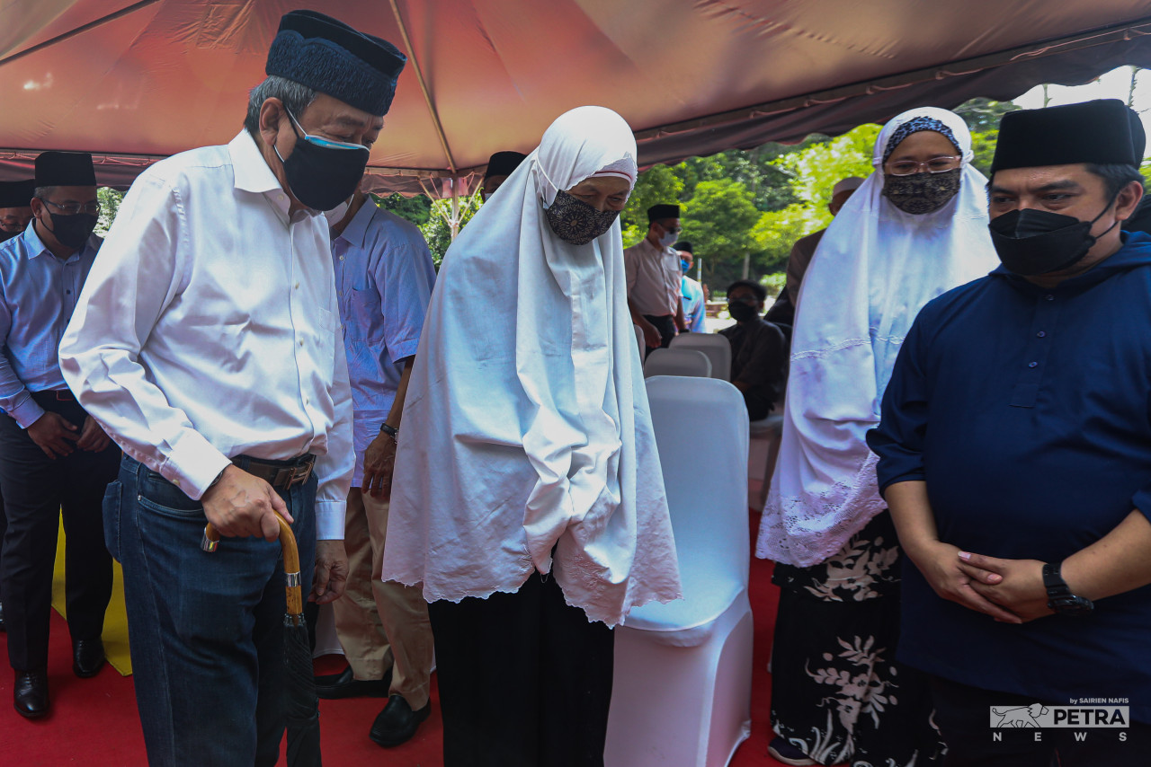 Sultan Sharafuddin Idris Shah (left) pays his last respects to Tan Sri Abdul Khalid Ibrahim. – SAIRIEN NAFIS/The Vibes pic, August 1, 2022
