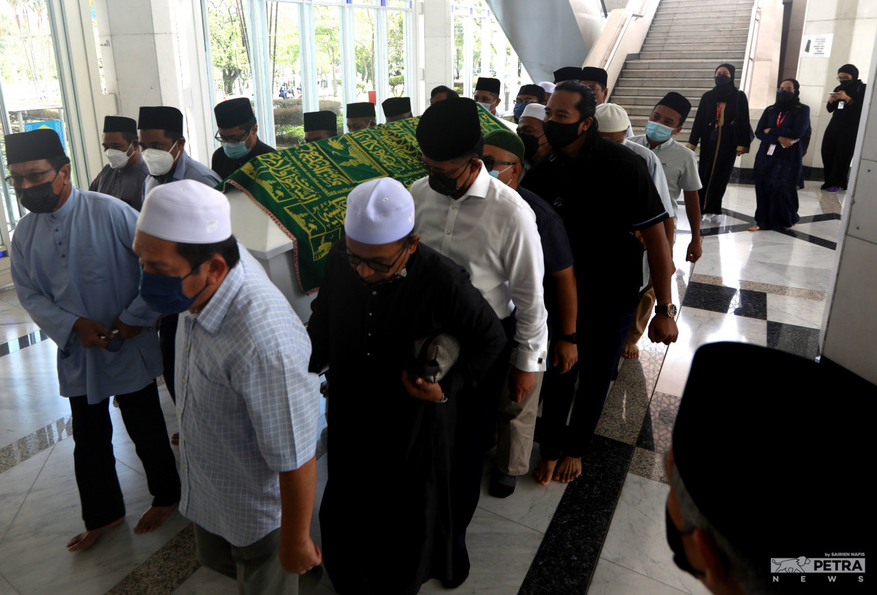 Tan Sri Abdul Khalid Ibrahim's burial at the Shah Alam Royal Mausoleum today. – SAIRIEN NAFIS/The Vibes pic, August 1, 2022